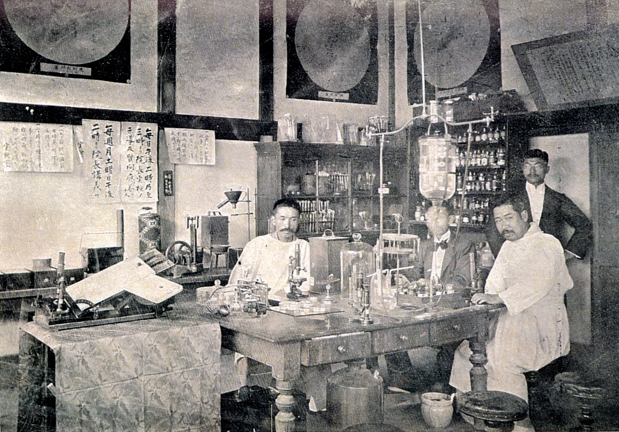写真：院内実験室（神田小川町）1896（明治29）年当時