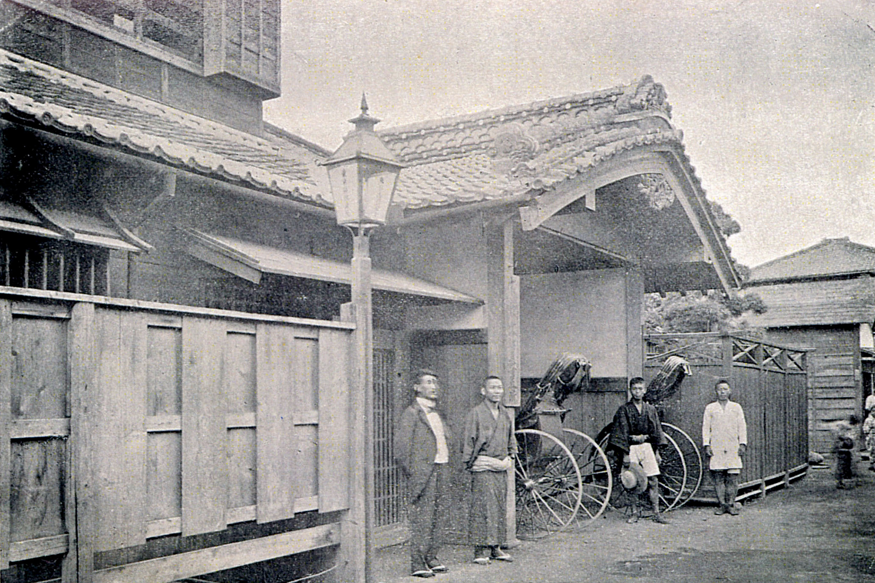 写真：東京顕微鏡院（神田小川町）1896（明治29）年当時