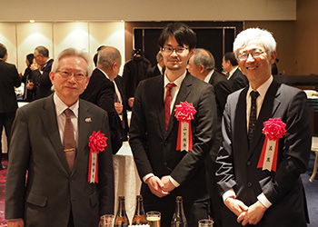 受賞者の方々。左から小林氏、山下氏、孟氏